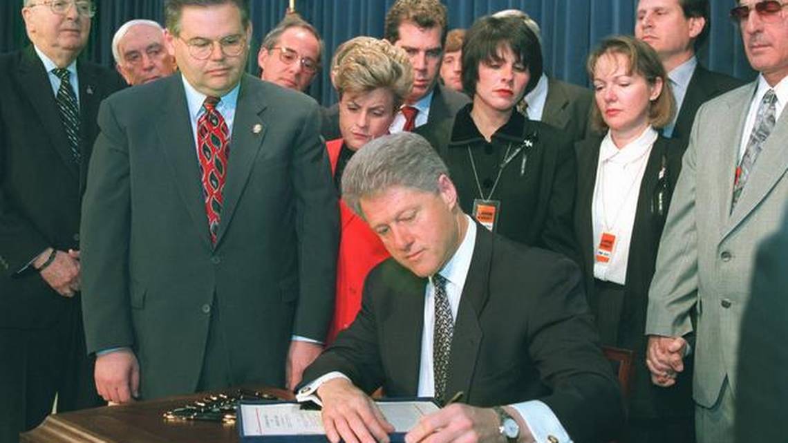 El presidente estadounidense William Clinton firmó la Ley Helms-Burton rodeado de los círculos más conservadores y anticubanos radicados en Miami. Foto: AP