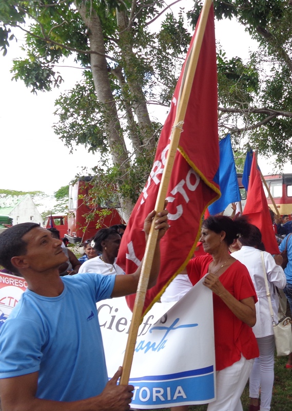 A su llegada a Matanzas, Adel revisa la Bandera. Foto: Noryis