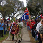 A punto de comenzar el acto de entrega, Adel, primero a la izquierda, aprieta a su pecho el estandarte. Foto: Noryis
