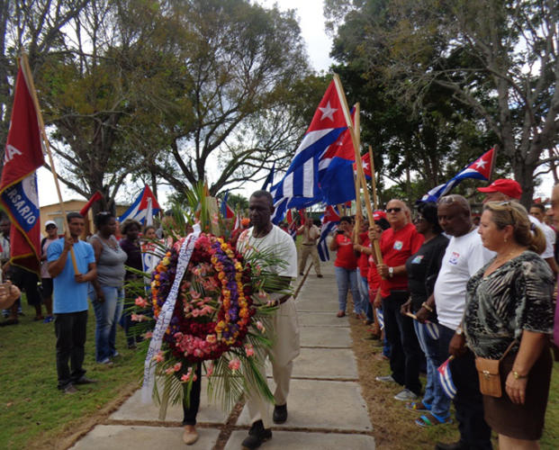 A punto de comenzar el acto de entrega, Adel, primero a la izquierda, aprieta a su pecho el estandarte. Foto: Noryis