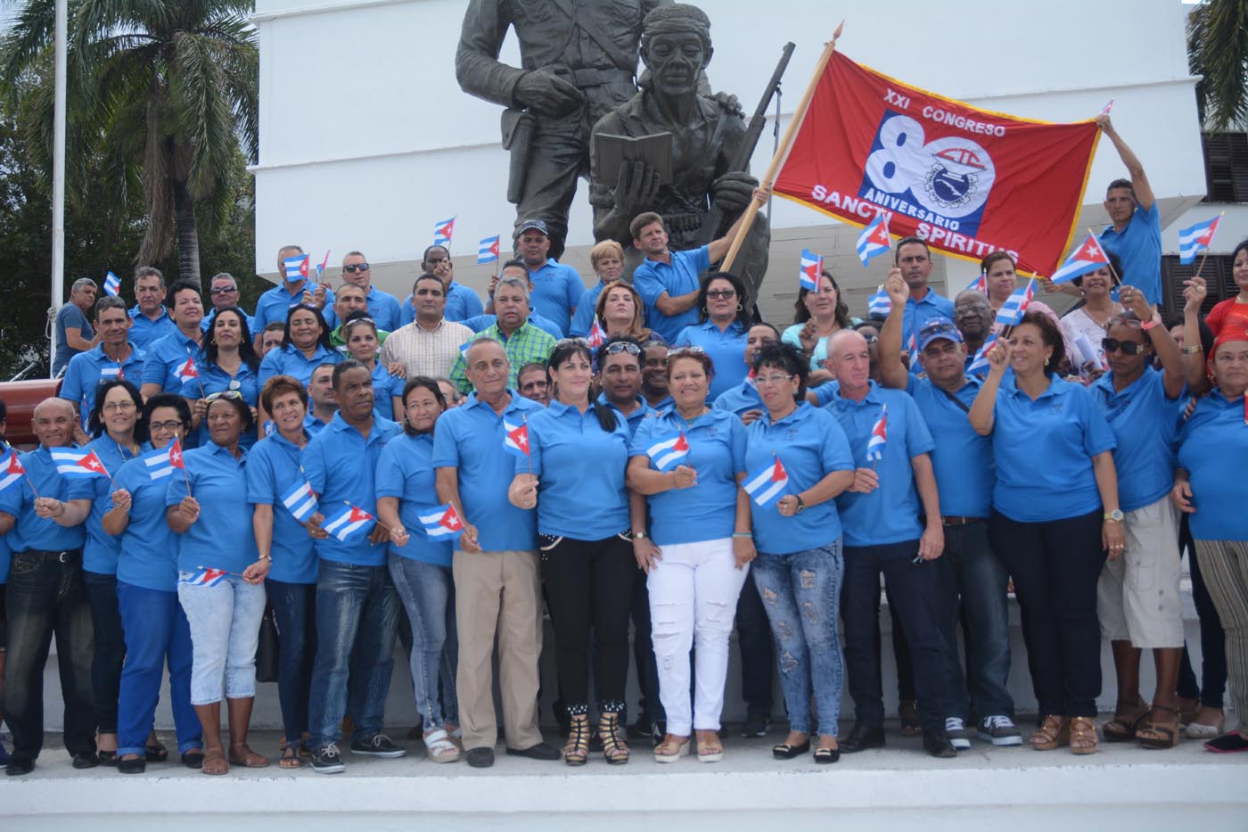 Los 54 delegados espirituanos, que participarán en la magna cita de los trabajadores cubanos, ondearon la bandera del XXI Congreso de la CTC. Foto: Oscar Alfonso Sosa/ ACN