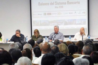 Insta Díaz-Canel a elevar calidad de servicios bancarios en Cuba