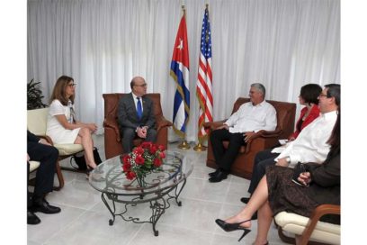 Díaz-Canel dialoga con congresista de EE.UU. James McGovern