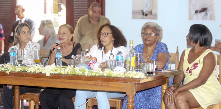 El prestigioso jurado integrado por cinco reconocidas féminas de la cultura cubana. Foto: Isabel Aguilera Aguilar