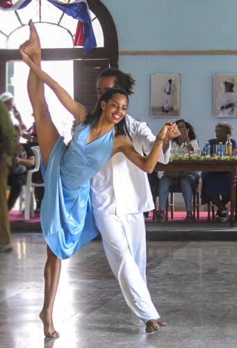 Andy y Claudia, de la compañía Rosario Cárdenas, en una coreografía recreada en el danzón. Foto: Isabel Aguilera Aguilar