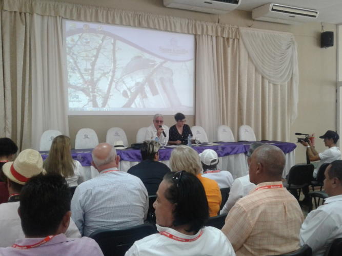 Intercambio de conocimientos, ventas de libros de recetas y degustaciones de platos típicos aderezan el primer Seminario gastronómico en Camagüey. Foto: Gretel Díaz Montalvo