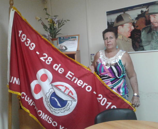 La bandera 80 aniversario de la CTC es uno de los más preciado tesoros que tiene Maribel. Fotos: Gretel Díaz Montalvo