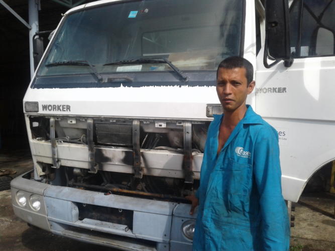 Onel es uno de los activos jóvenes innovadores del centro, en la foto muestra uno de los camiones al que le “inventó” un cloche mecánico para que el motor americano pudiera continuar trabajando