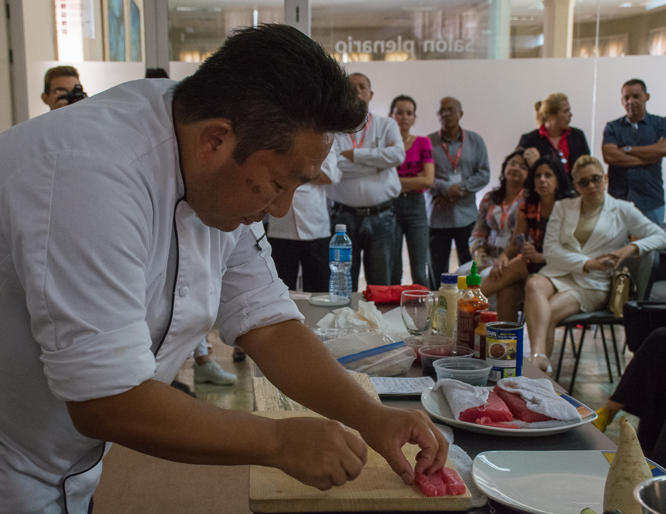 Hiroyuki Terada compartió con especialistas camagüeyanas que respondieron al reto del corte de alimentos. Fotos: Leandro Armando Pérez Pérez