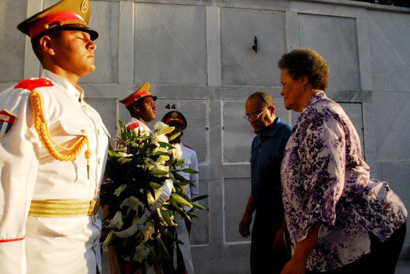 Aila y Lázaro, hijos del Capitán de la clase obrera cubana, encabezaron el homenaje. Foto: Agustín Borrego Torres