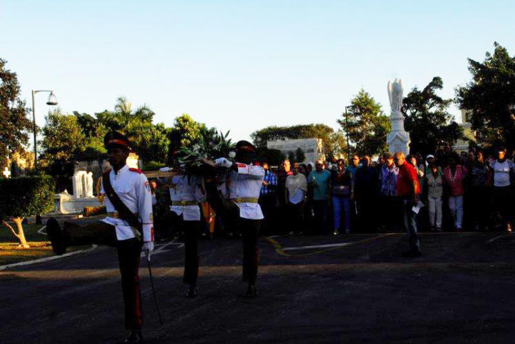 Miembros del secretariado de la CTC, dirigentes de los Sindicatos Nacionales y una numerosa representación de trabajadores habaneros rindieron tributo al destacado líder proletario fallecido el 11 de marzo de 1974. Foto: Agustín Borrego Torres