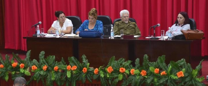 El Comandante de la Revolución Ramiro Valdés Menéndez, vicepresidente de los Consejos de Estado y de Ministros, instó a trabajar con los recursos que tenemos. Foto: Vicente Brito/ Escambray