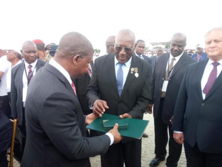 El Primer Vicepresidente del Consejo de Estado y de Ministros de Cuba, Salvador Valdés Mesa, recibió en nombre de la Mayor de las Antillas la Orden al Mérito Militar, de Primer Grado, otorgada por el Presidente de la República de Angola, Joao Lourenzo a la República de Cuba, por el papel desempeñado por las fuerzas cubanas en la batalla de Cuito Cuanavale. | foto: PL