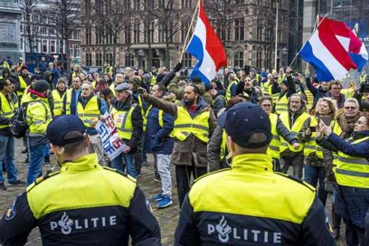 Decenas de miles de chalecos amarillos protestan en Francia