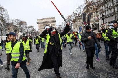 En Francia más de 30 mil chalecos amarillos salieron a las calles