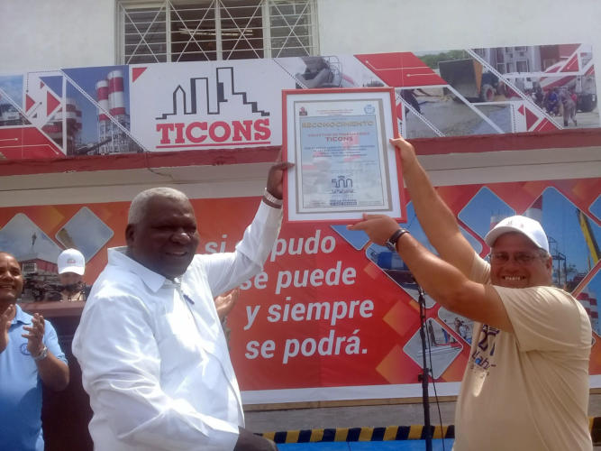 Reconoce Esteban Lazo esfuerzo de los habaneros tras paso del tornado