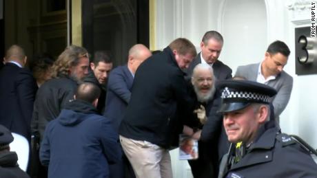 Momento de la detencón de Julian Assange.