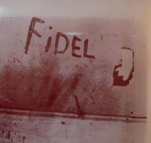 El miliciano Eduardo García Delgado, víctima del criminal bombardeo en las bases aéreas cubanas, escribe con sangre el nombre de Fidel, el 15 de abril de 1961. Foto: Sitio Fidel Soldado de las Ideas.