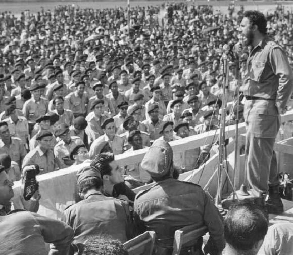 Fidel le habla a los alumnos de la Escuela Nacional de Responsables de las Milicias, previo a la invasión mercenaria por Playa Girón, el 16 de abril de 1961. Foto: Sitio Fidel Soldado de las Ideas.