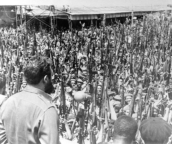 Fidel junto al pueblo en la despedida de duelo de las víctimas del bombardeo a los aeropuertos de San Antonio de los Baños, Ciudad Libertad y Santiago de Cuba perpetrados por aviones norteamericanos, el 16 de abril de 1961. Foto: Sitio Fidel Soldado de las Ideas.