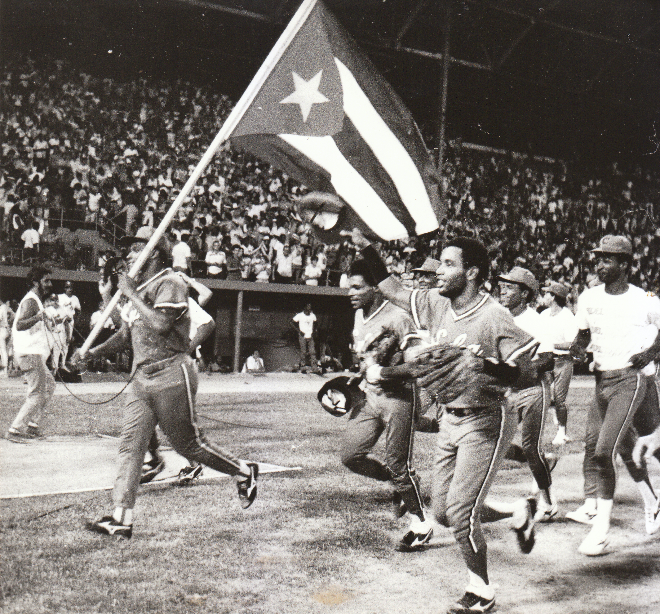 Equipo de béisbol de Cuba festeja el oro en los Juegos Panamericanos de 1991. Foto: Archivo Trabajadores
