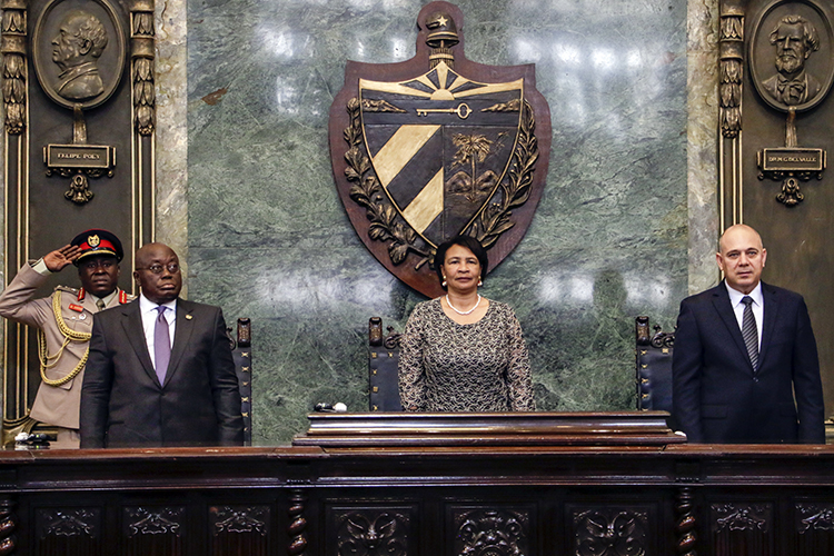 Roberto Morales Ojeda (D), Vicepresidente de los Consejos de Estado y de Ministros, Miriam Nicado García (C), rectora de la Universidad de La Habana, y Nana Addo Dankwa Akufo-Addo (I), presidente de Ghana, durante la conferencia del mandatario africano en el Aula Magna de esa casa de altos estudios, en La Habana, el 05 de abril de 2019. Fotos/Abel PADRÓN PADILLA