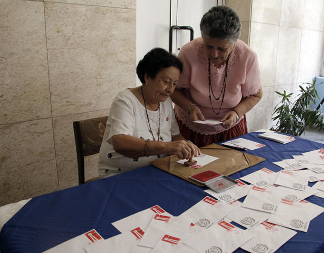 El homenaje estuve precedido por la cancelación de un Sello postal dedicado al Primero de Mayo y fue suscrito un convenio bilateral entre la CTC y la Asociación de Combatientes de la Revolución Cubana (ACRC). Foto: Abel Padrón Padilla