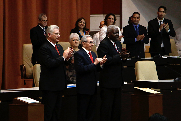Raul Castro Ruz (C), primer secretario del Partido Comunista de Cuba (PCC), Miguel Diaz Canel (I), presidente de los Consejos de Estado y de Ministros de Cuba, y Esteban Lazo (D), presidente de la Asamblea Nacional del Poder Popular, durante la proclamación de la nueva Constitución de la República de Cuba, en acto realizado en el Palacio de Convenciones de La Habana, el 10 de abril de 2019. Foto: Abel Padrón Padilla