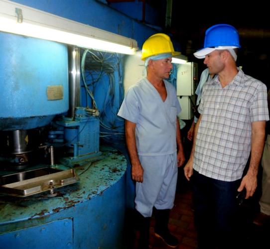 El secretario general de la CTC en la provincia Leobanys Ávila Góngora, a la derecha, recorre el área de centrífugas después del pitazo de la victoria. Foto: Jorge Pérez Cruz