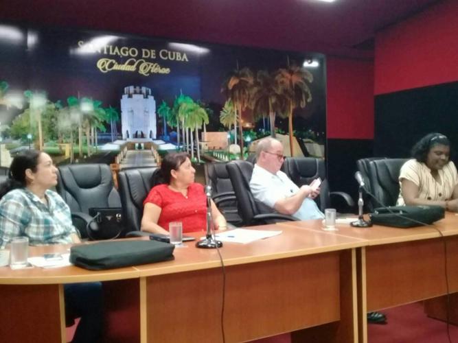 Las máximas autoridades del Partido y el Gobierno en Santiago de Cuba intercambiaron con los delegados antes de su partida. Foto: Betty Beatón Ruiz