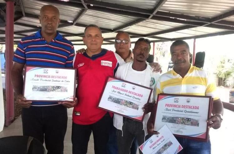 Integrantes de la brigada que fueron galardonados, junto a Carlos de Dios Oquendo, secretario general del Sindicato Nacional de Trabajadores de la Construcción (SNTC). / Foto: Tomada de Facebook.