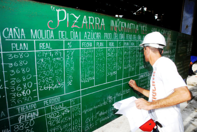 El control de los indicadores principales, incluyendo la producción de azúcar, se actualiza diariamente. Foto: Modesto Gutiérrez, ACN.
