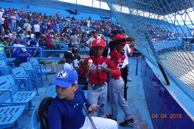 Cliníca de Béisbol para niños de 9-10 y 11-12 años, en el Estadio Latinoamericano, el 4 de abril del 2019. Foto: Juan Gualberto González Gómez