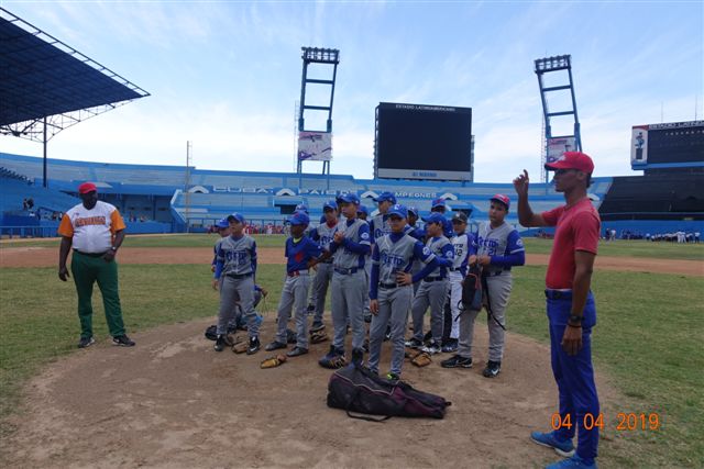 Cliníca de Béisbol para niños de 9-10 y 11-12 años, en el Estadio Latinoamericano, el 4 de abril del 2019. Foto: Colaborador