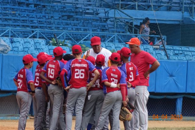 Pedro Medina en la Cliníca de Béisbol para niños de 9-10 y 11-12 años, en el Estadio Latinoamericano, el 4 de abril del 2019. Foto: Colaborador