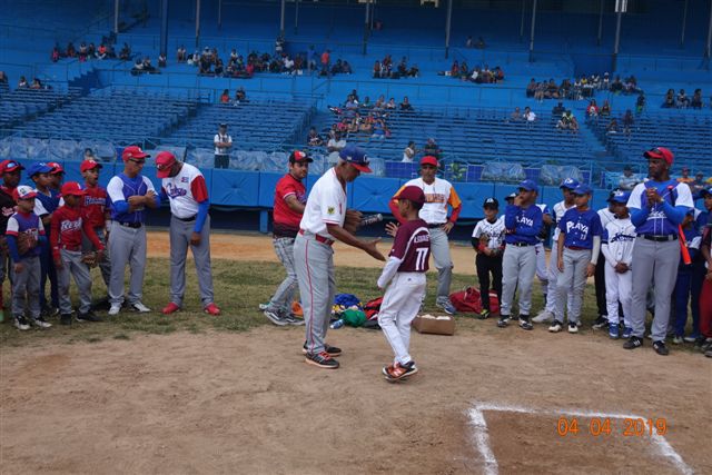 Cliníca de Béisbol para niños de 9-10 y 11-12 años, en el Estadio Latinoamericano, el 4 de abril del 2019. Foto: Colaborador
