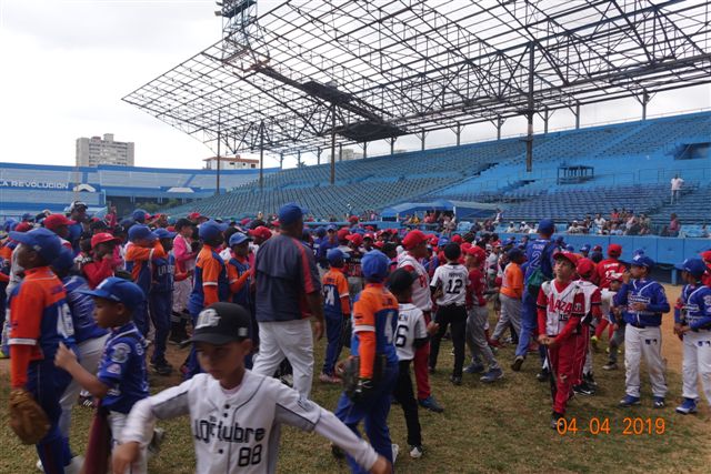 Cliníca de Béisbol para niños de 9-10 y 11-12 años, en el Estadio Latinoamericano, el 4 de abril del 2019. Foto: Colaborador