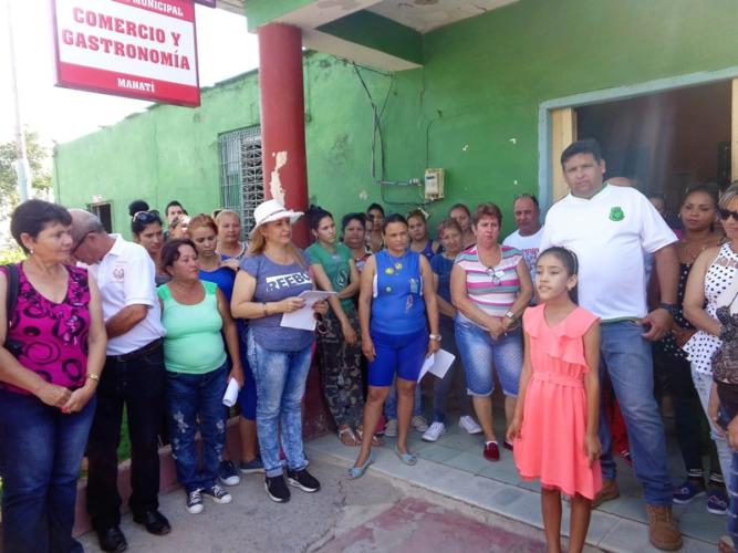En la Dirección de Comercio y Gastronomía en Manatí. Foto: Jorge Pérez Cruz