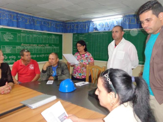 Con los azucareros del central Majibacoa. Foto: Jorge Pérez Cruz