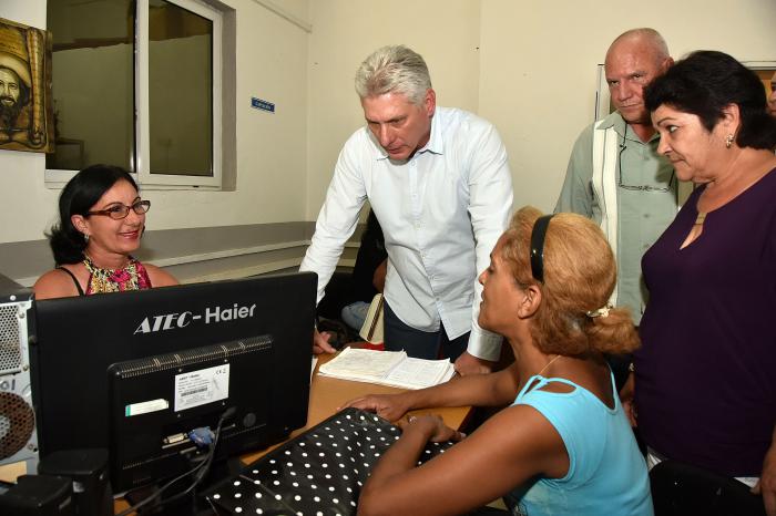 Díaz-Canel señaló que el mayor reto radica en el diseño de los trámites de manera ágil y ejemplificó con la experiencia de ventanilla única que se experimenta en el municipio de Güines, de la provincia de Mayabeque. Foto: Estudios Revolución