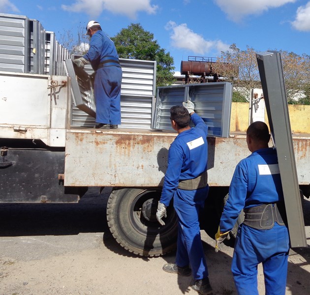 El colectivo de Duralmet fabricó 700 módulos (puertas y ventanas) para igual cantidad de viviendas afectadas por el tornado en La Habana. Fotos: Ángel Chimeno Pérez