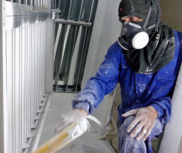 Esta entidad en la única que posee tecnología para el lacado de sus producciones. Foto: Ángel Chimeno Pérez