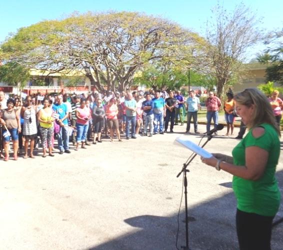 Isdalis Rodríguez, secretaria general de la CTC en Matanzas, leyó la Convocatoria en la Empresa Constructora Militar. Foto: Thaimí Martínez