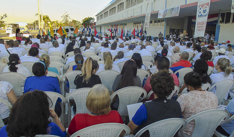 La Empresa Integral de Servicios Automotores (EISA, de La Habana, fue sede en la mañana de este lunes de la presentación oficial del llamamiento de la Central de Trabajadores de Cuba y los Sindicatos Nacionales (CTC) para convocar al Primero de Mayo en todo el país. Foto Heriberto González Brito