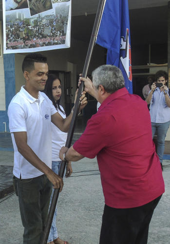 Ulises Guilarte De Nacimiento puso en manos del colectivo la Bandera Proeza Laboral que otorga el secretariado nacional de la CTC. Foto Heriberto González Brito