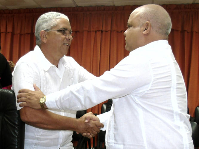 A la izquierda Jorge Luis Fajardo Casas, nuevo secretario general del Sindicato Nacional de Trabajadores de las Industria Alimentaria y la Pesca. A la derecha Pedro Manuel Díaz Jover, durante 13 años al frente de esa organización sindical. Foto: Heriberto González Brito