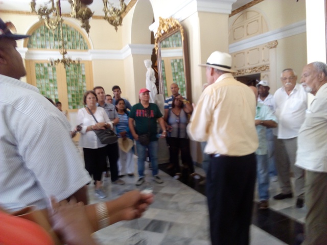 El Conservador de la Ciudad, Leonel Pérez Orozco, recibió a los premiados en el Teatro Sauto. Foto: Noryis