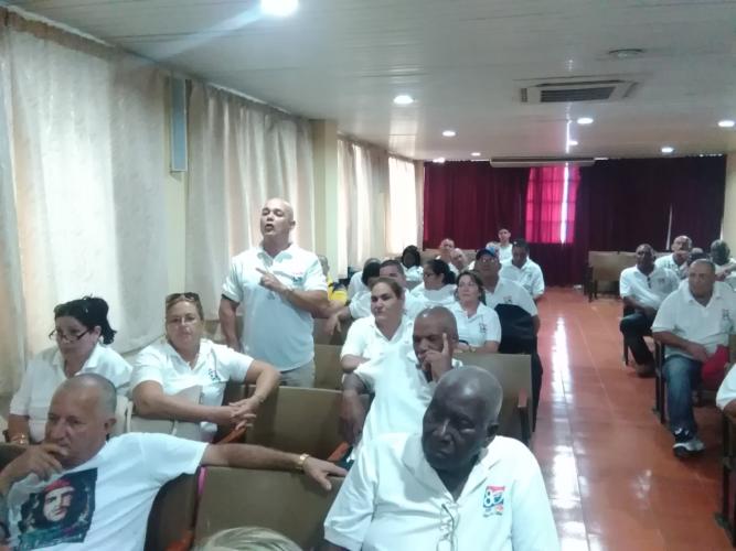 Alberto Londeffer, del Sindicato de Comercio, abogó por intensificar el control interno y la necesidad de mejorar el equipamiento de computación para un mejor desempeño de la contabilidad en el sector. Foto: José Luis Martínez Alejo