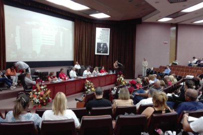 Grupo empresarial BioCubaFarma ofrece información detallada a delegados de la Salud