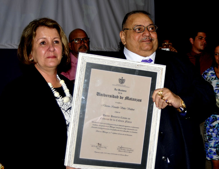 El profesor Ronaldo Veitía recibe el título de Doctor Honoris Causa. Foto: José Raúl Rodríguez Robleda